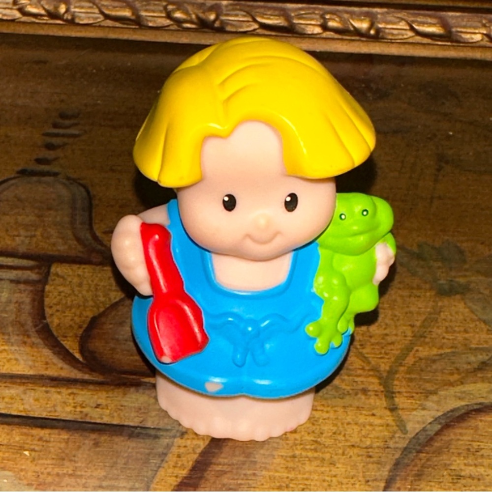 Vintage Fisher-Price Little People BEACH EDDIE SHOVEL and FROG Figure RARE HTF
